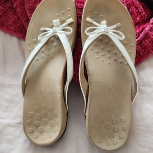 Vionic White Bow Toe-Post Sandals